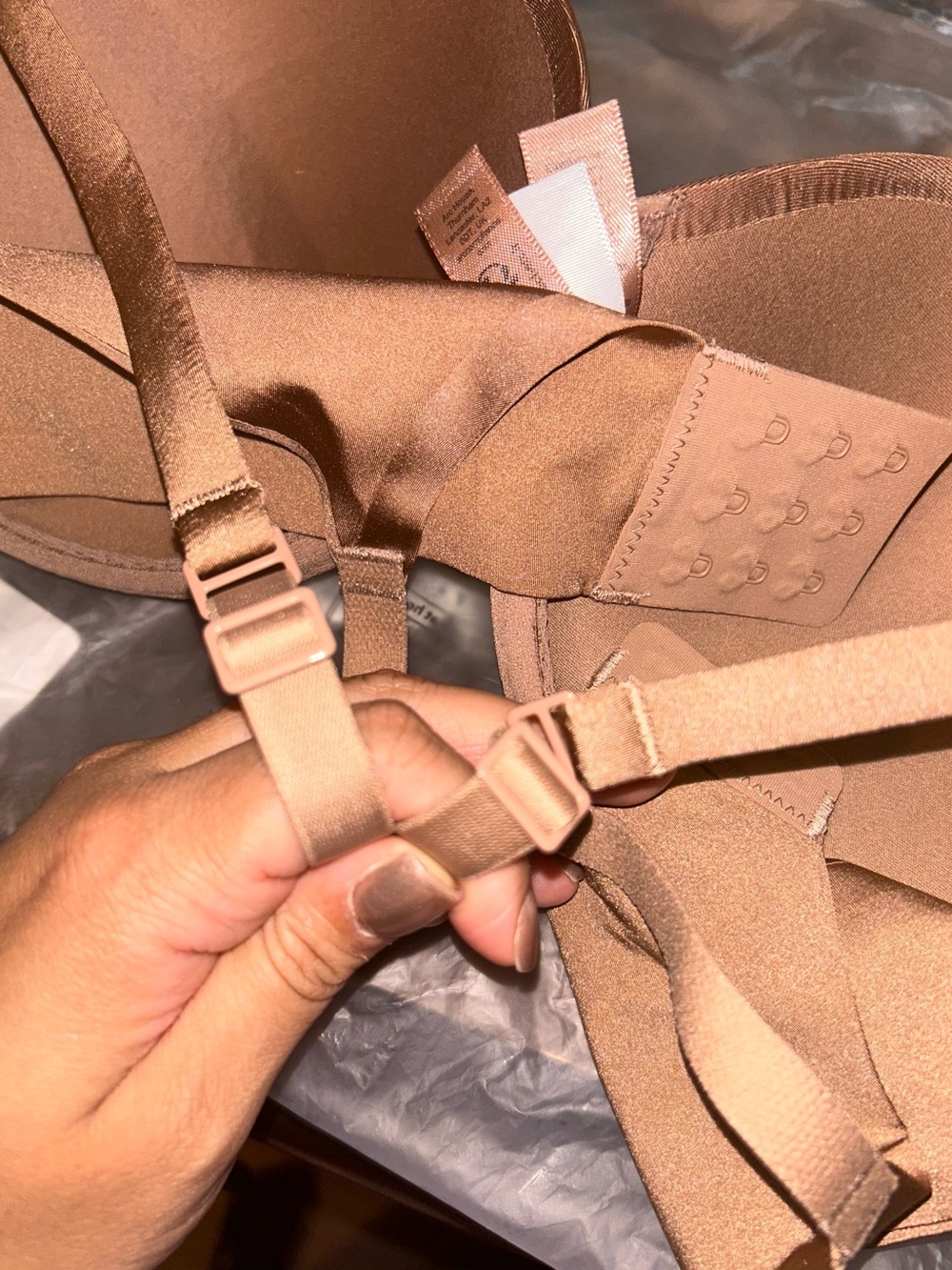 SKIMS Nude Plunge Bra - Tan - Picture 7 of 7